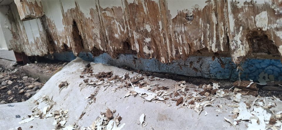 Vooraf: weggerotte onderregel van tuinhuisdeuren, het hout brokkelt af