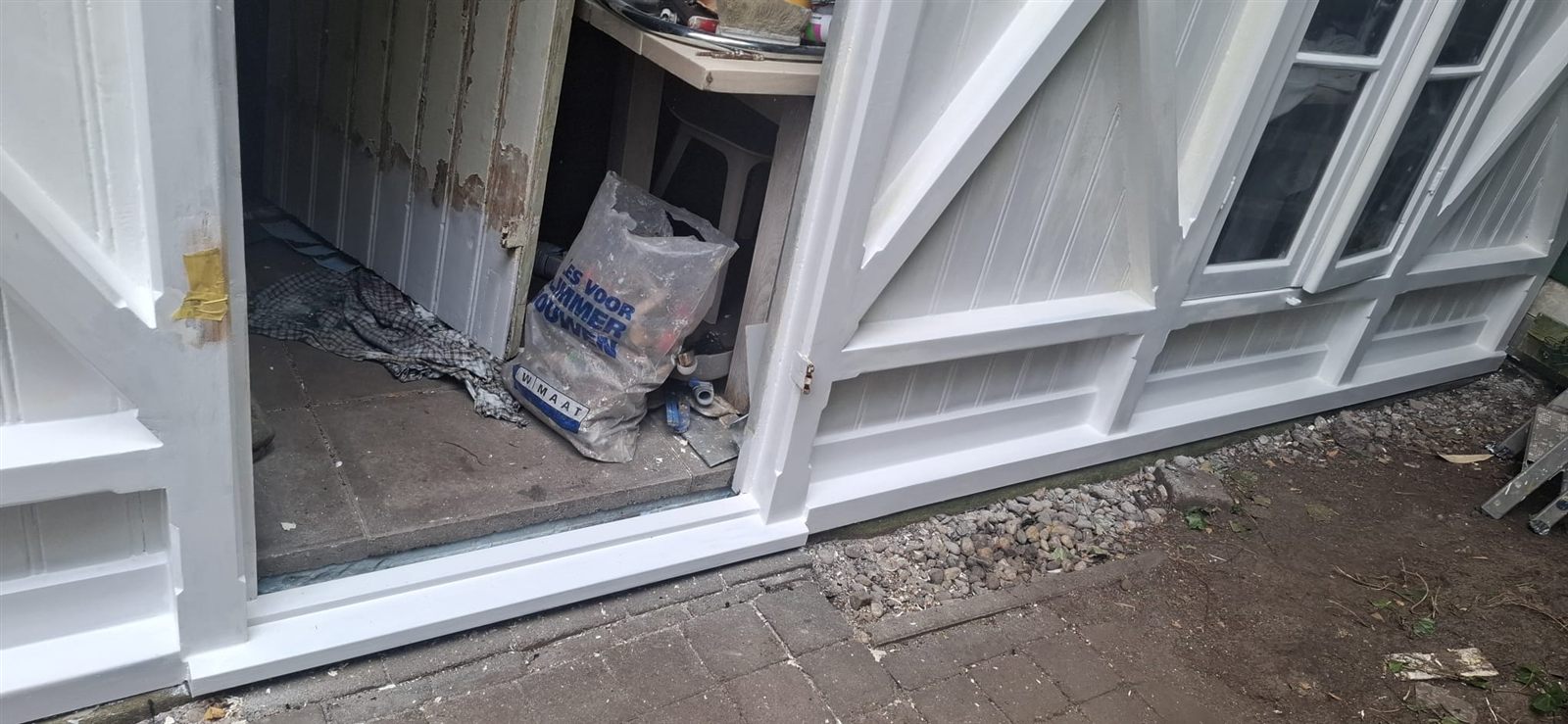 Geopende deur met een nieuwe, strak geschilderde dorpel